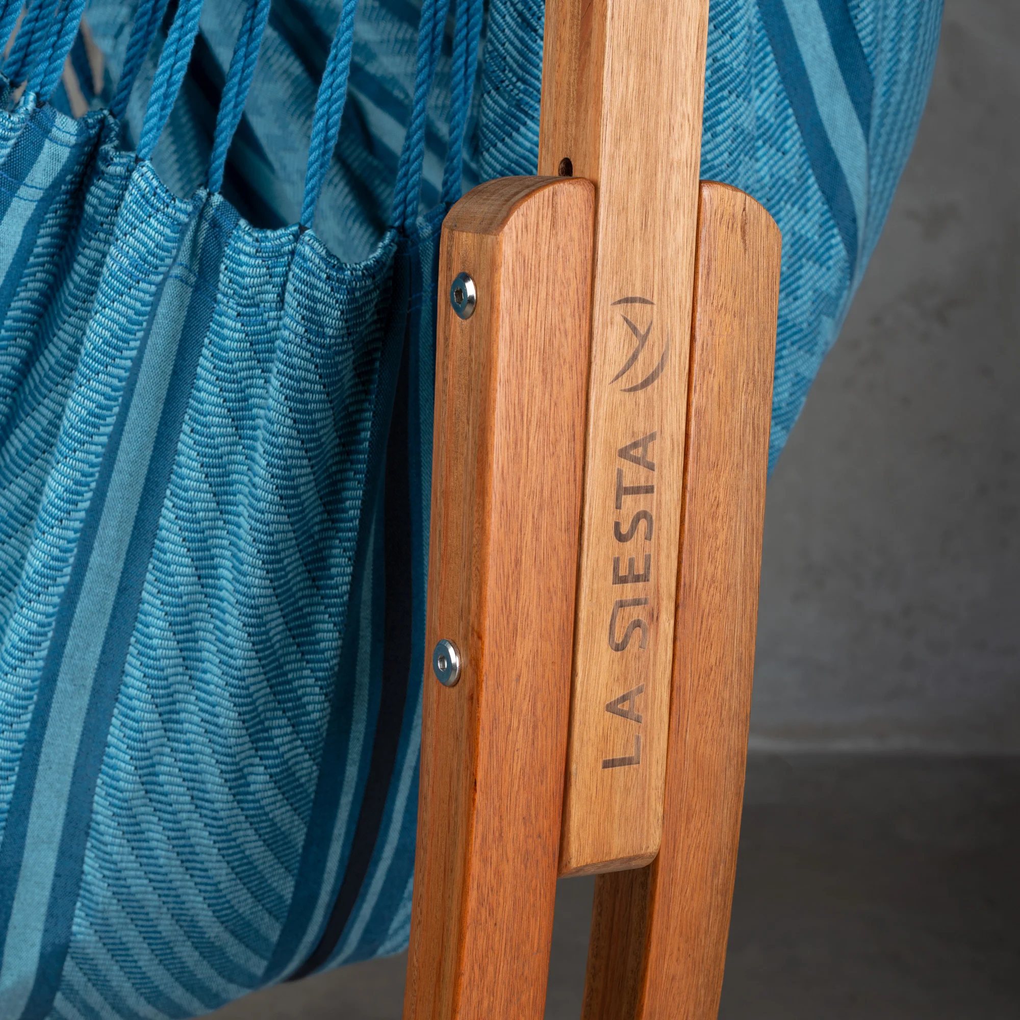 Udine Organic Blue Zebra - Hängesessel aus Bio-Baumwolle mit Gestell aus FSC®-zertifiziertem Eukalyptus - Image 3
